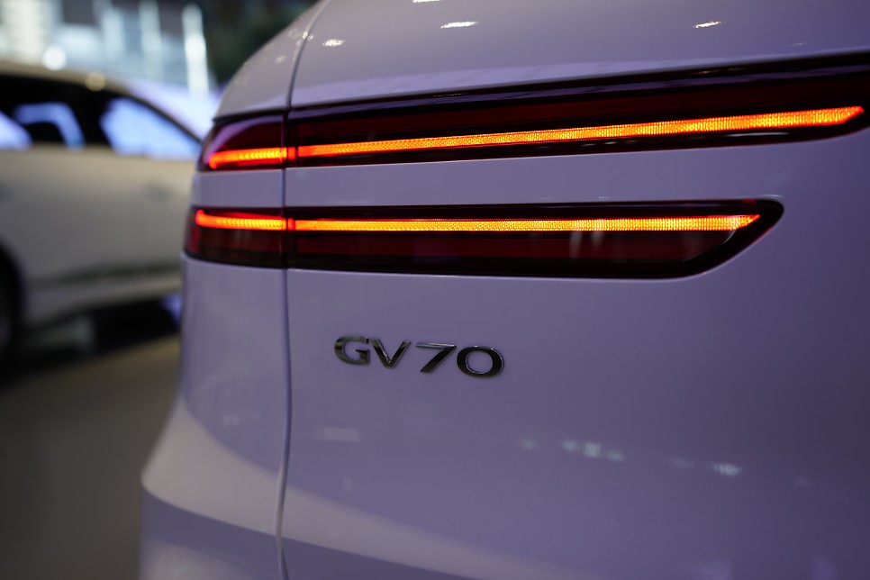 2024 제네시스 GV70 제원 오너평가 정보 '가솔린과 전기차' 모델비교 모의견적 판매량