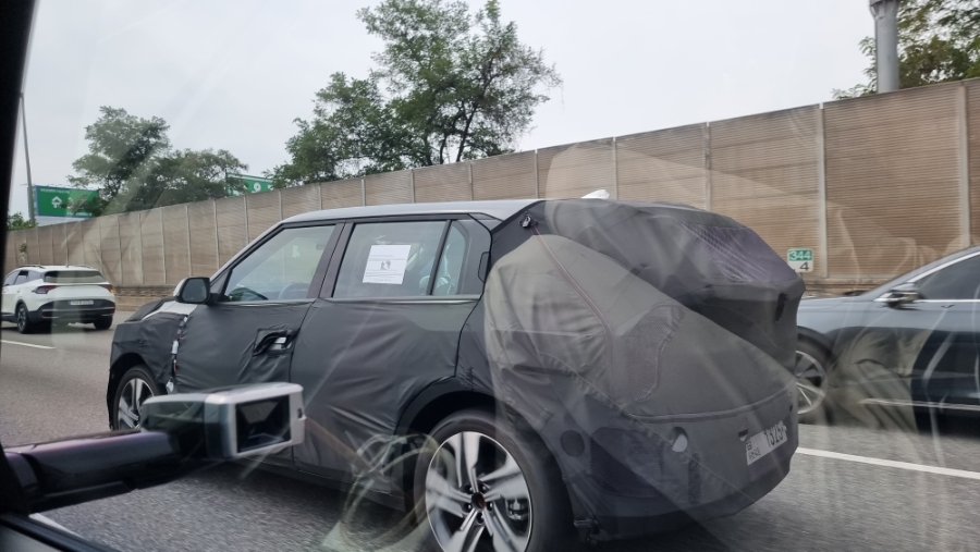 기아 EV3 위장막 차량 발견