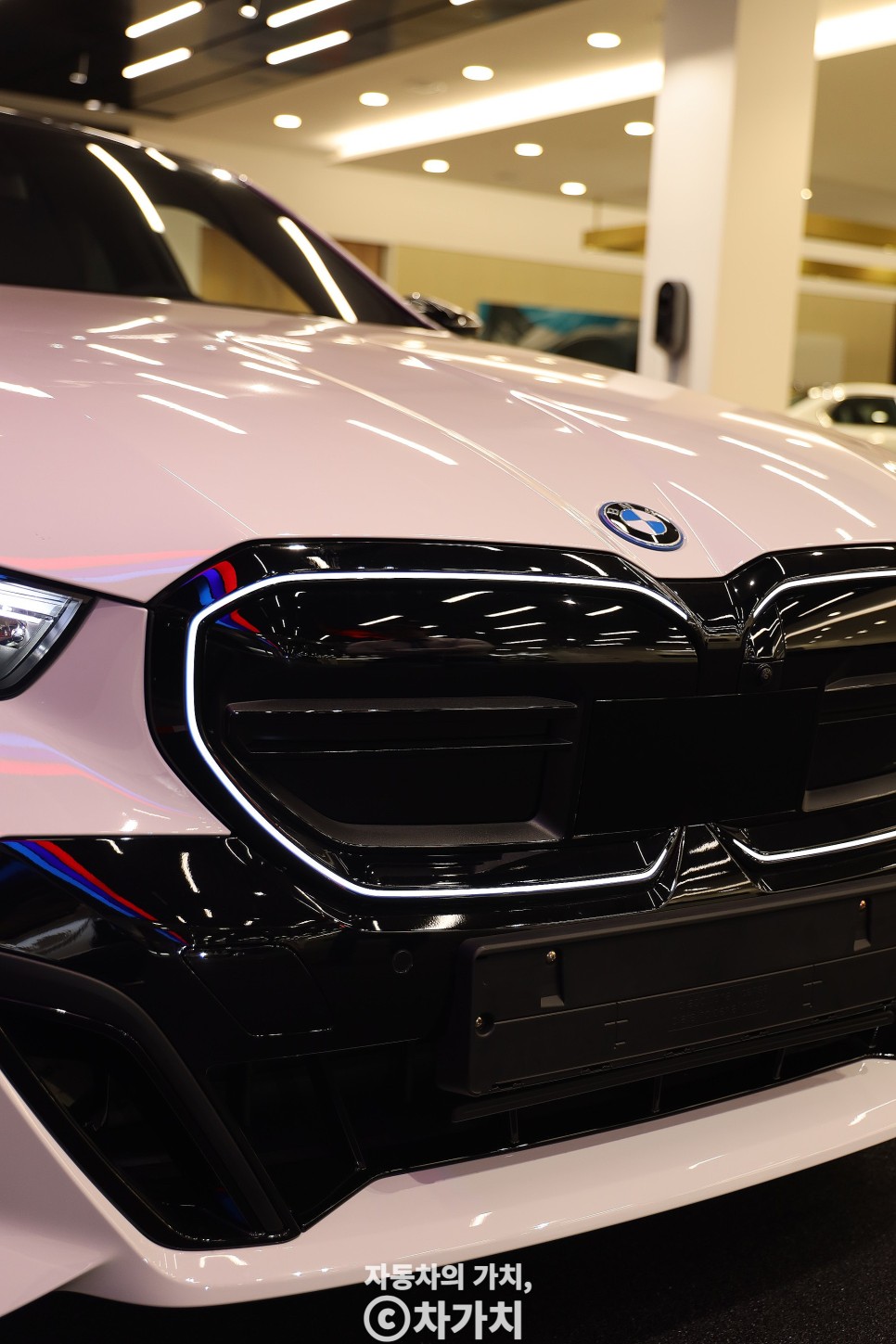 BMW 5시리즈 풀체인지 전기차 i5 M60, &quot;가격을 보면 나름 합리적이라고?&quot; 실내도 출중하다.