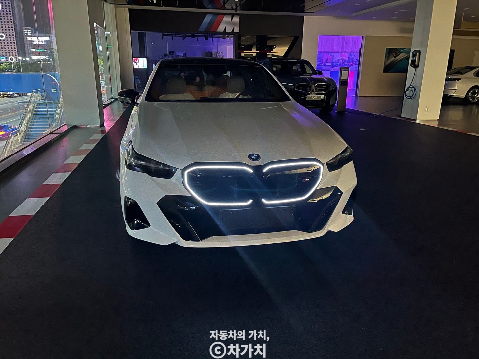 BMW 5시리즈 풀체인지 전기차 i5 M60, &quot;가격을 보면 나름 합리적이라고?&quot; 실내도 출중하다.