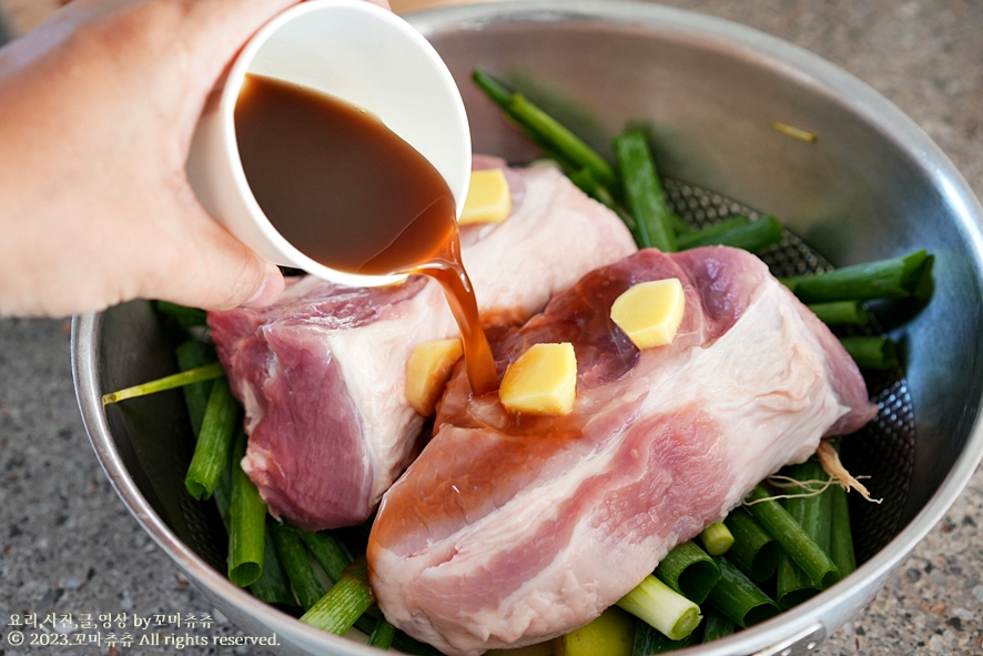 돼지고기 앞다리살 수육 맛있게 삶는법 물없이 간단 돼지수육 삶는법 삶기 보쌈 삶는법 부위 새우젓무침