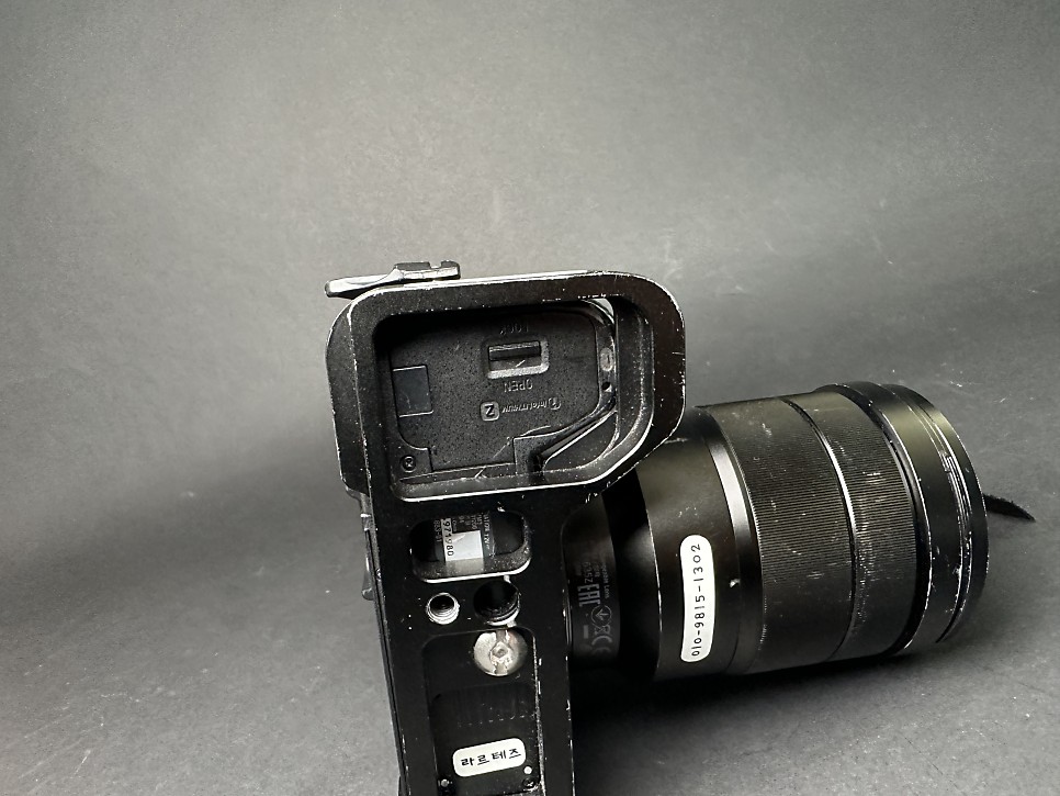 DSLR 카메라 입문이라면 안전하게 핸드 스트랩은 사용하세요.