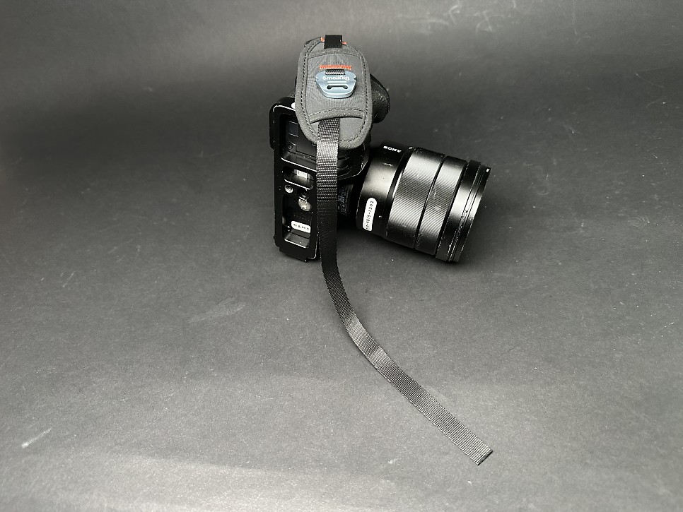 DSLR 카메라 입문이라면 안전하게 핸드 스트랩은 사용하세요.