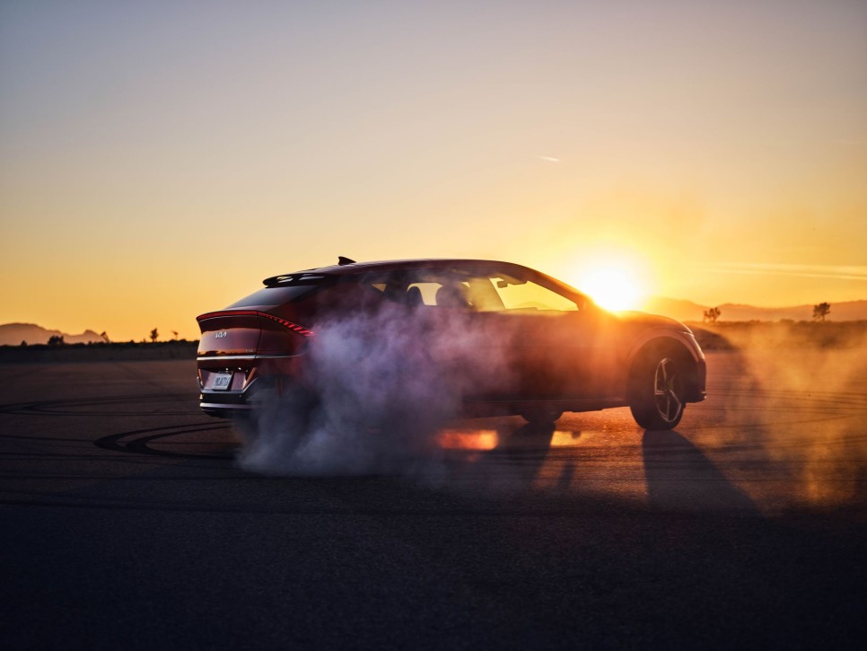 로드앤트랙의 2024년 올해의 퍼포먼스 전기차_기아 EV6 GT(10만달러 미만 부문)