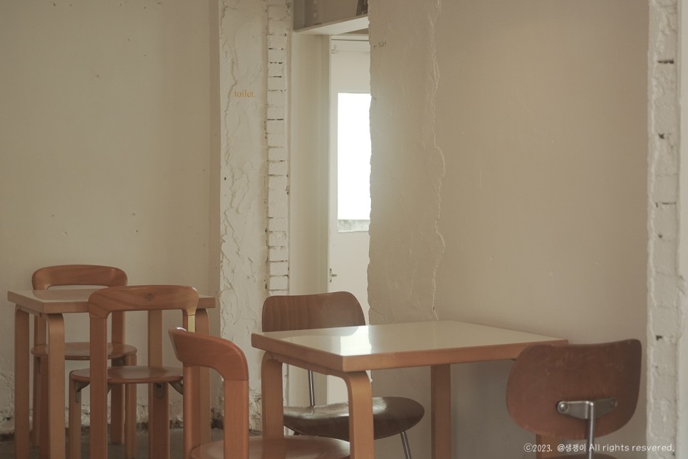 빈티지 가구 조명으로 꾸민 청주 주택 개조 카페 실내 인테리어