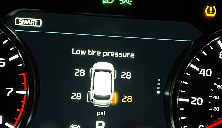자동차 타이어 공기압 경고등이 뜬다면? 주입기 넣는 곳과 여름철/겨울철 압력수치 & 교체