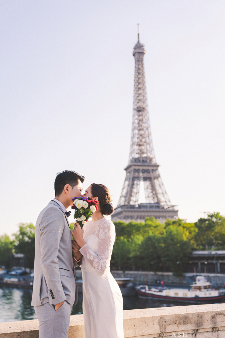 에펠탑 앞에서 드레스 입고 파리스냅 / 애쉬그래피