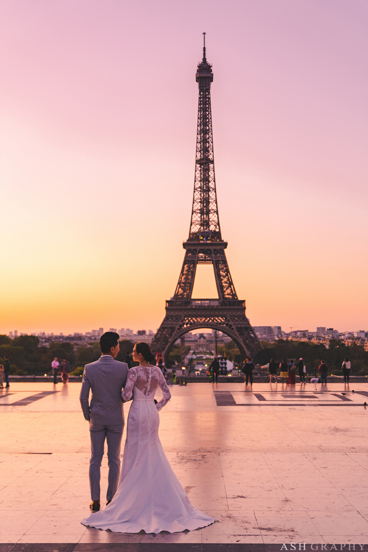 에펠탑 앞에서 드레스 입고 파리스냅 / 애쉬그래피