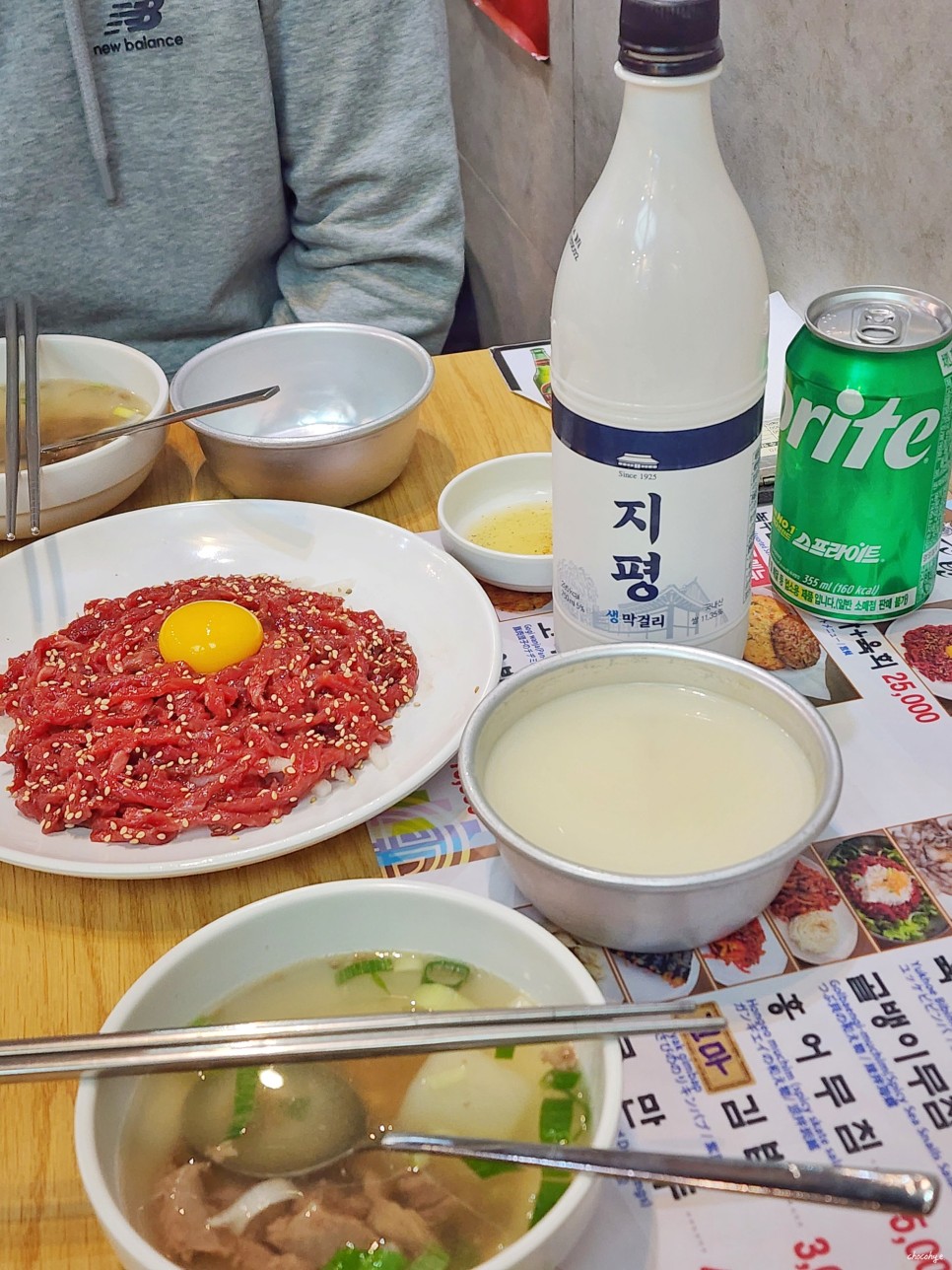 서울 광장시장 먹거리 빈대떡 호떡 꽈배기 육회 등 맛집 투어 서울핫플