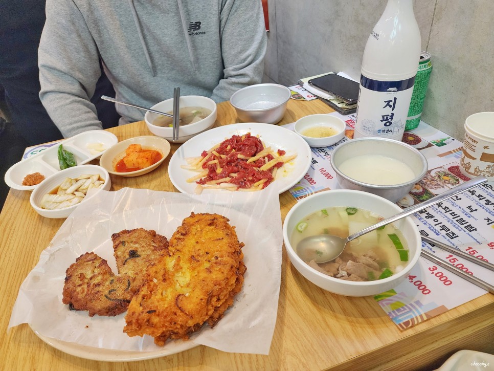 서울 광장시장 먹거리 빈대떡 호떡 꽈배기 육회 등 맛집 투어 서울핫플