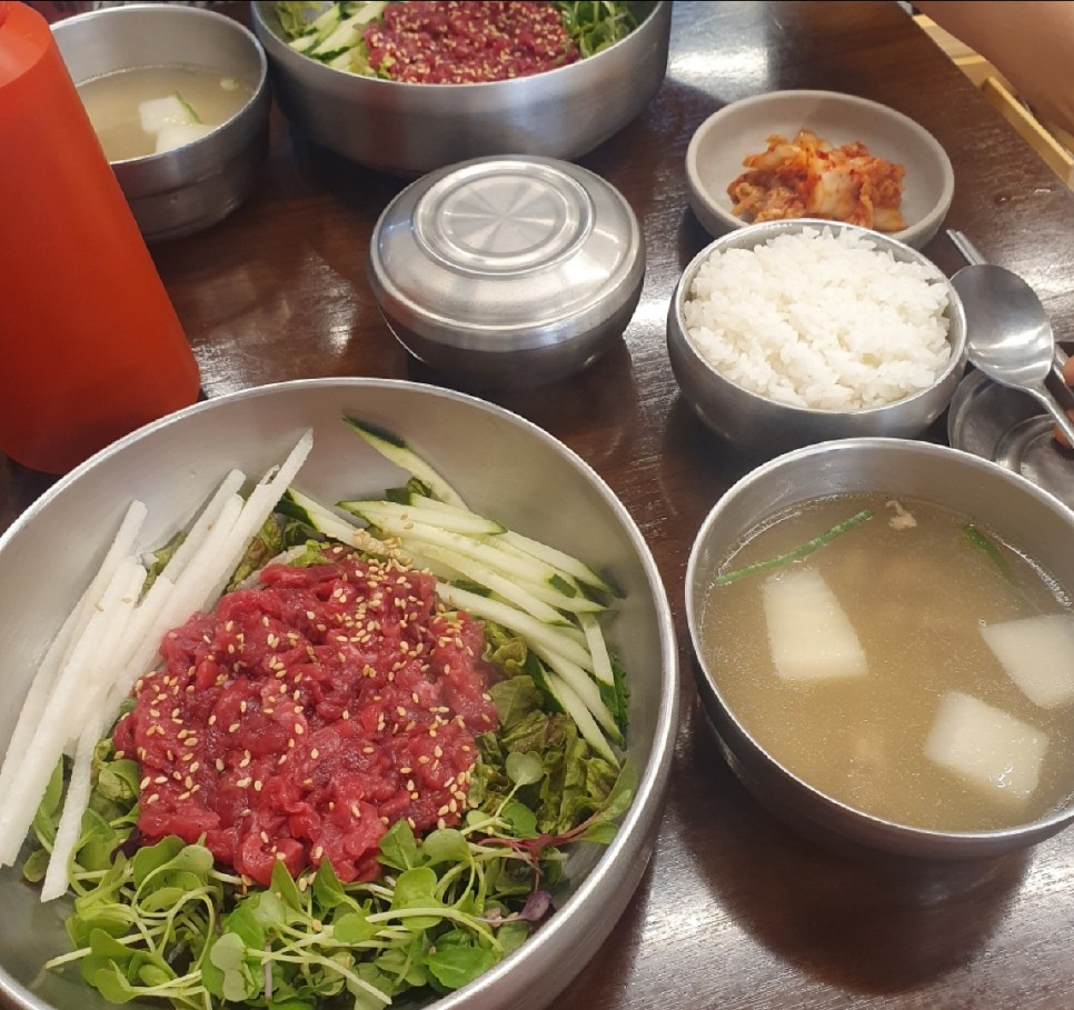 서울 광장시장 먹거리 빈대떡 호떡 꽈배기 육회 등 맛집 투어 서울핫플