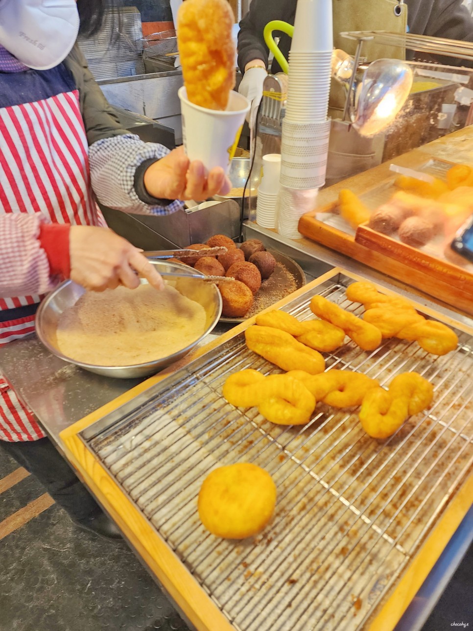 서울 광장시장 먹거리 빈대떡 호떡 꽈배기 육회 등 맛집 투어 서울핫플