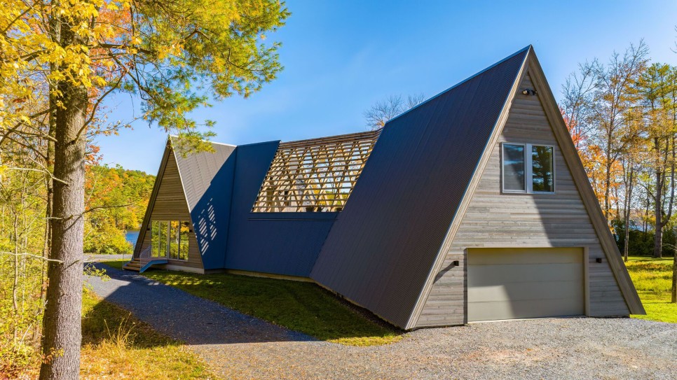 A-프레임 세 개를 연결한, 호숫가 전원주택, A-Frame House by Birdseye