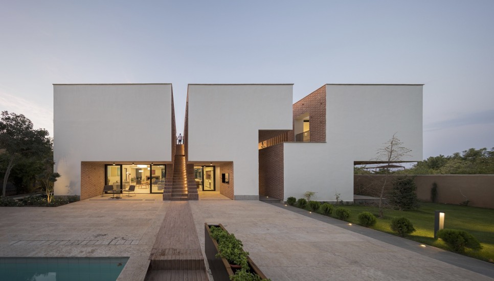 시원한 집 짓기! 매스를 쪼개 바람길을 낸 현대식 주택, Narbon Villa by Gera Studio Architects