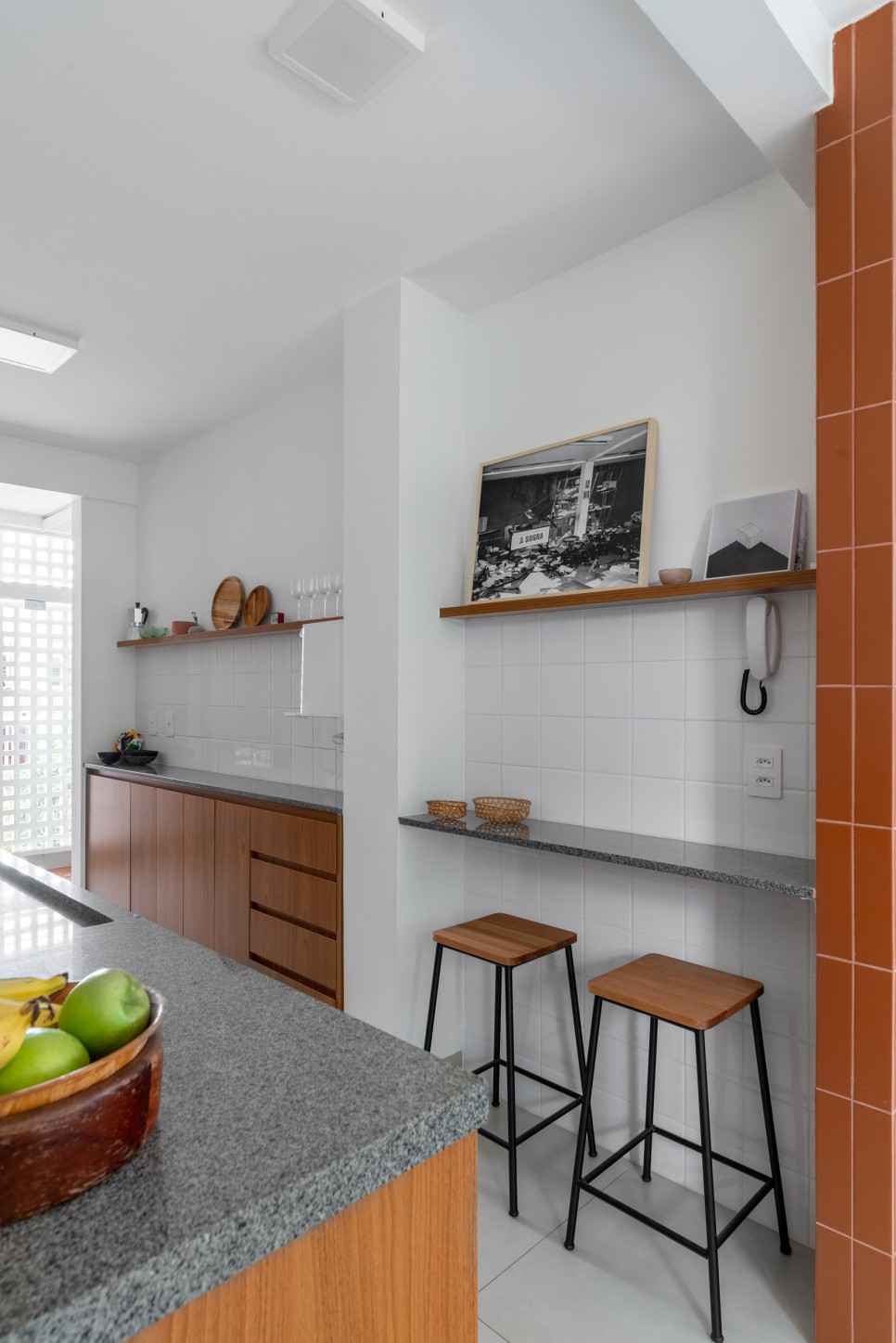 발코니에 욕조? 라이프스타일에 최적화한, 순환 동선 구조의 아파트, Mangueira Apartment by Coarquitetos
