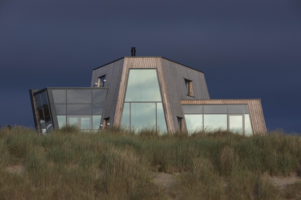 안팎 모두 다양한 모습의 조형미를 지닌 바닷가 주택, The Stones House by CZWG Architects