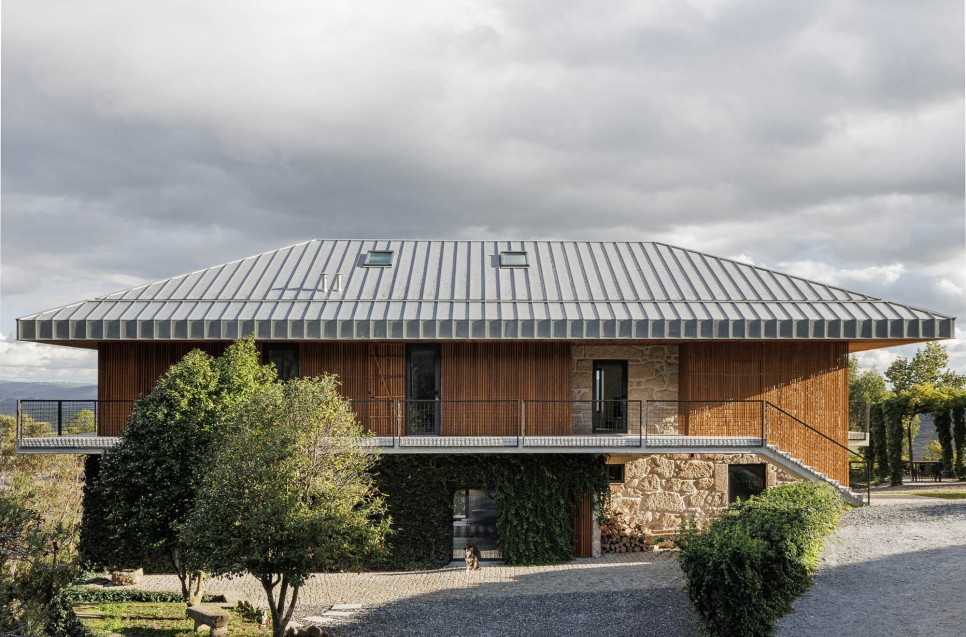 기존의 석조 건물 구조를 살린 여행자용 숙소, The Vagar Country House by David Bilo + Filipe Pina