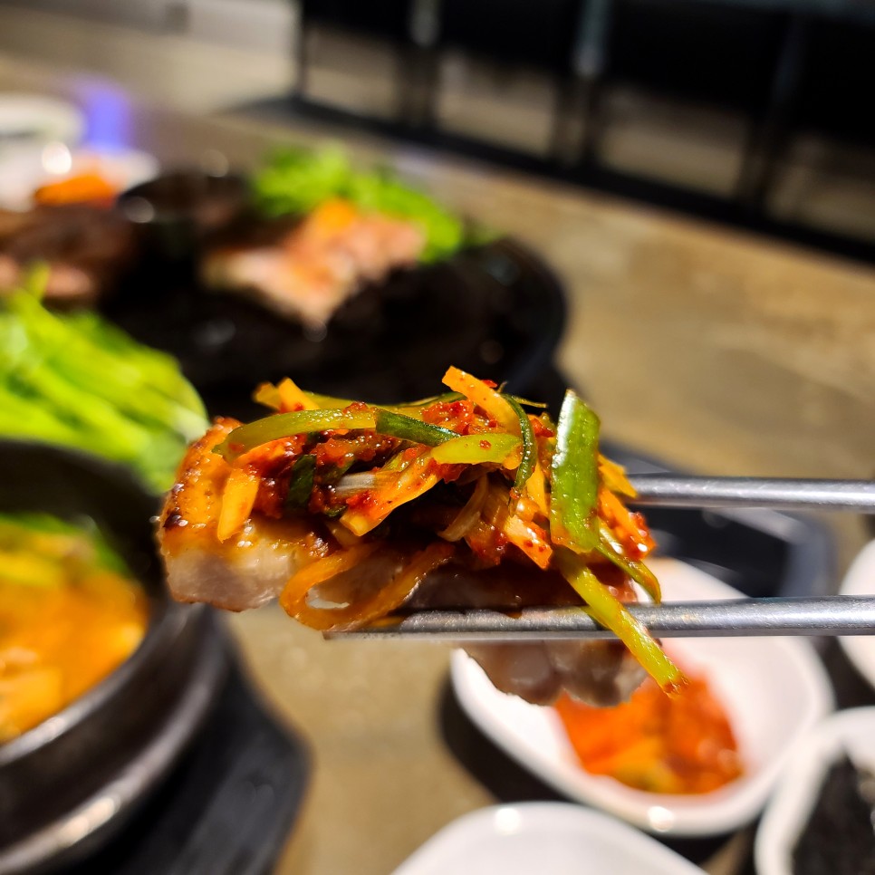 이태원 맛집 압구정진주 한남직영점 삼겹살과 어울리는 미나리와 어리굴젓 용산 고기집