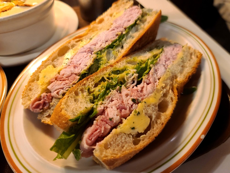 신논현역 맛집 샌드위치 위트앤미트 강남점  바질 루꼴라 잠봉뵈르, 파스트라미 퀸즈, 클램 차우더 스프