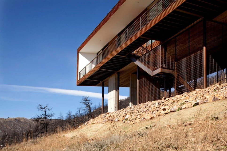 산불과 바람에 견디도록 지은 산악 주택, Sunshine Canyon Residence by Hacker Architects