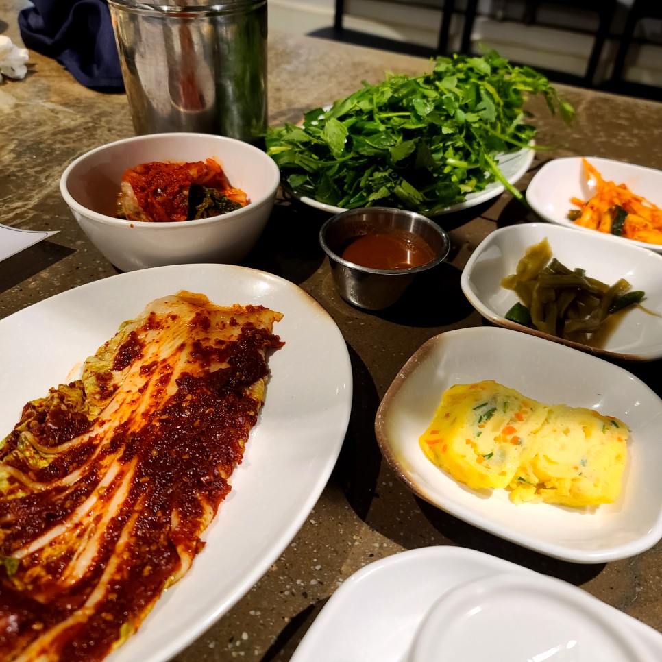 이태원 맛집 압구정진주 한남직영점 삼겹살과 어울리는 미나리와 어리굴젓 용산 고기집