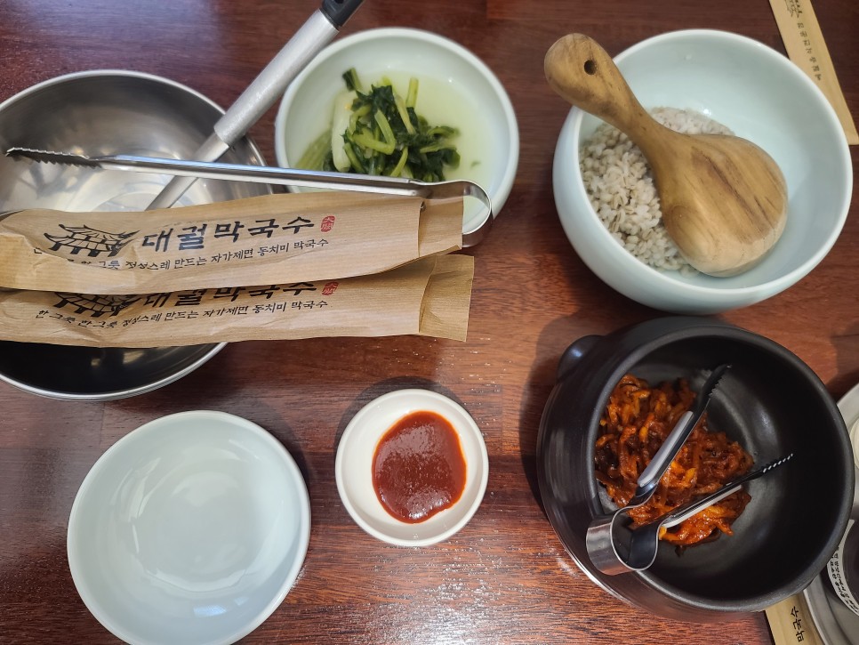 안산 사리역 맛집 대궐막국수 푸짐한 한식 옹심이 메밀칼국수와 메밀전병 그리고 서비스인 메밀왕만두