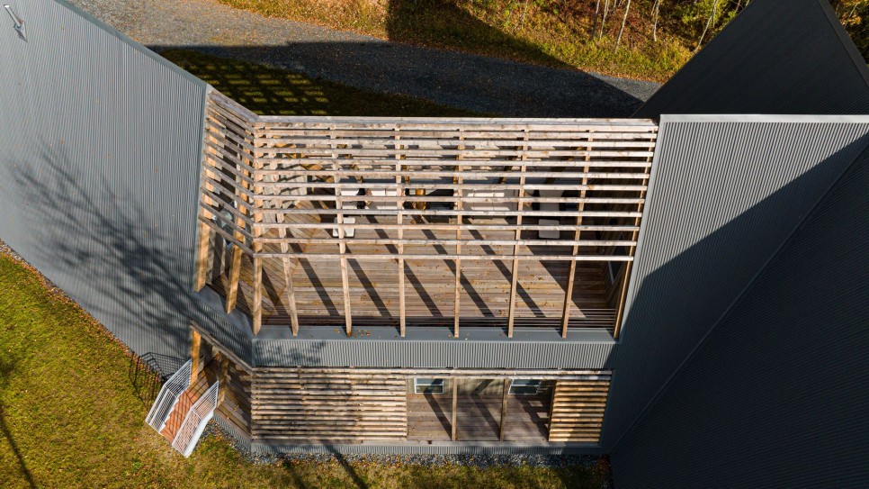 A-프레임 세 개를 연결한, 호숫가 전원주택, A-Frame House by Birdseye