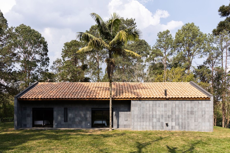 박공 전원주택! 땅 밟고 살기 위한 단층집, House Lhama – Sítio Toca do Tatu by Luiz Paulo Andrade Arquitetos