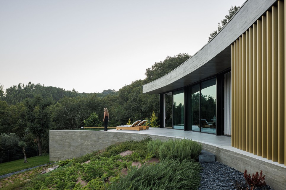 자연을 품어 안은, 수영장 일체형 주택, Casa De Bouro by Mutant Arquitectura & Design