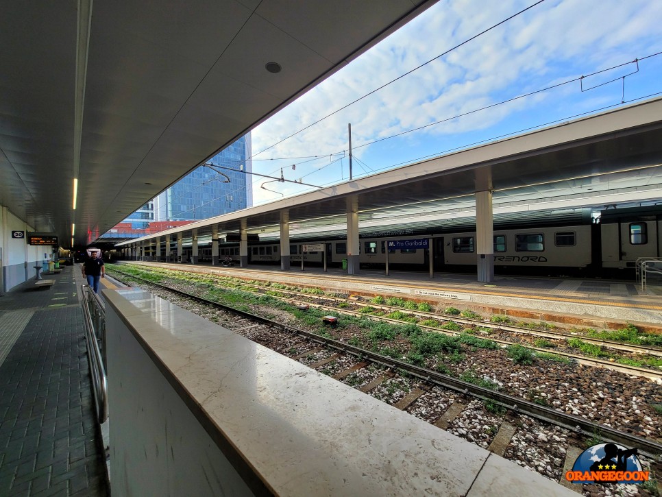 (이탈리아 밀라노 / 포르타 가리발디역) 통근열차를 포함한 중단거리 열차가 운영되는 밀라노의 기차역 Stazione di Milano Porta Garibaldi