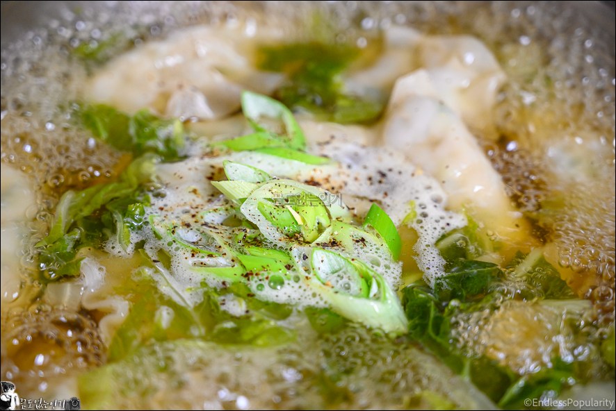 초간단 멸치육수 만두국 끓이는법 쯔유 활용 냉동만두 만둣국 만두요리