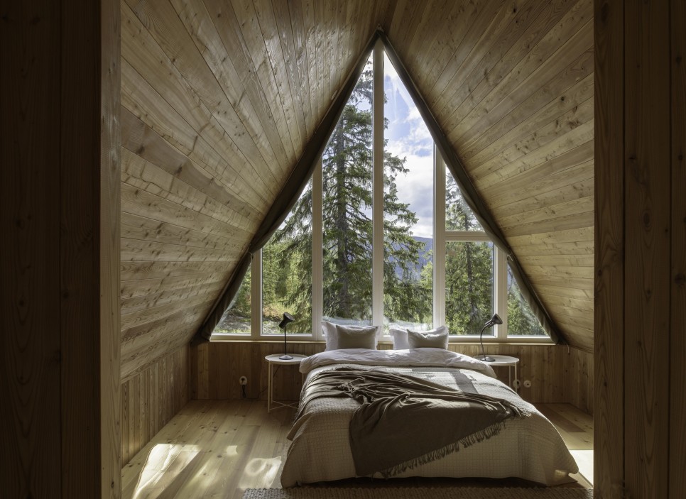 돌출 눈이 여섯 개? 스키어들을 위한 A-프레임 숙소, A Frame Ski Lodge by Måns Tham Arkitektkontor