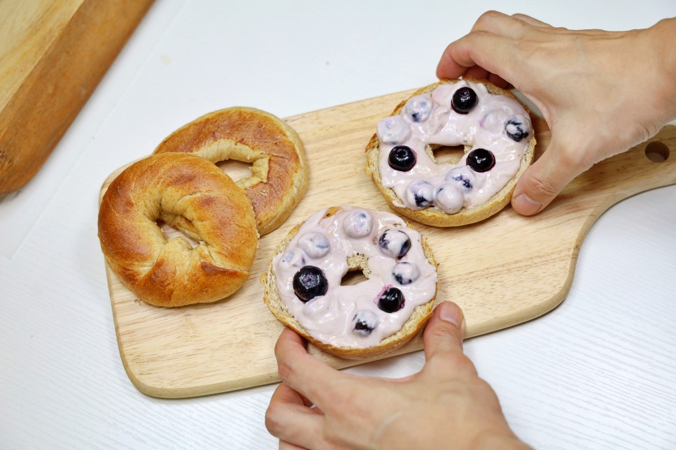 베이글 맛있게 먹는법 간단한 아침메뉴 블루베리 끼리 크림치즈 베이글