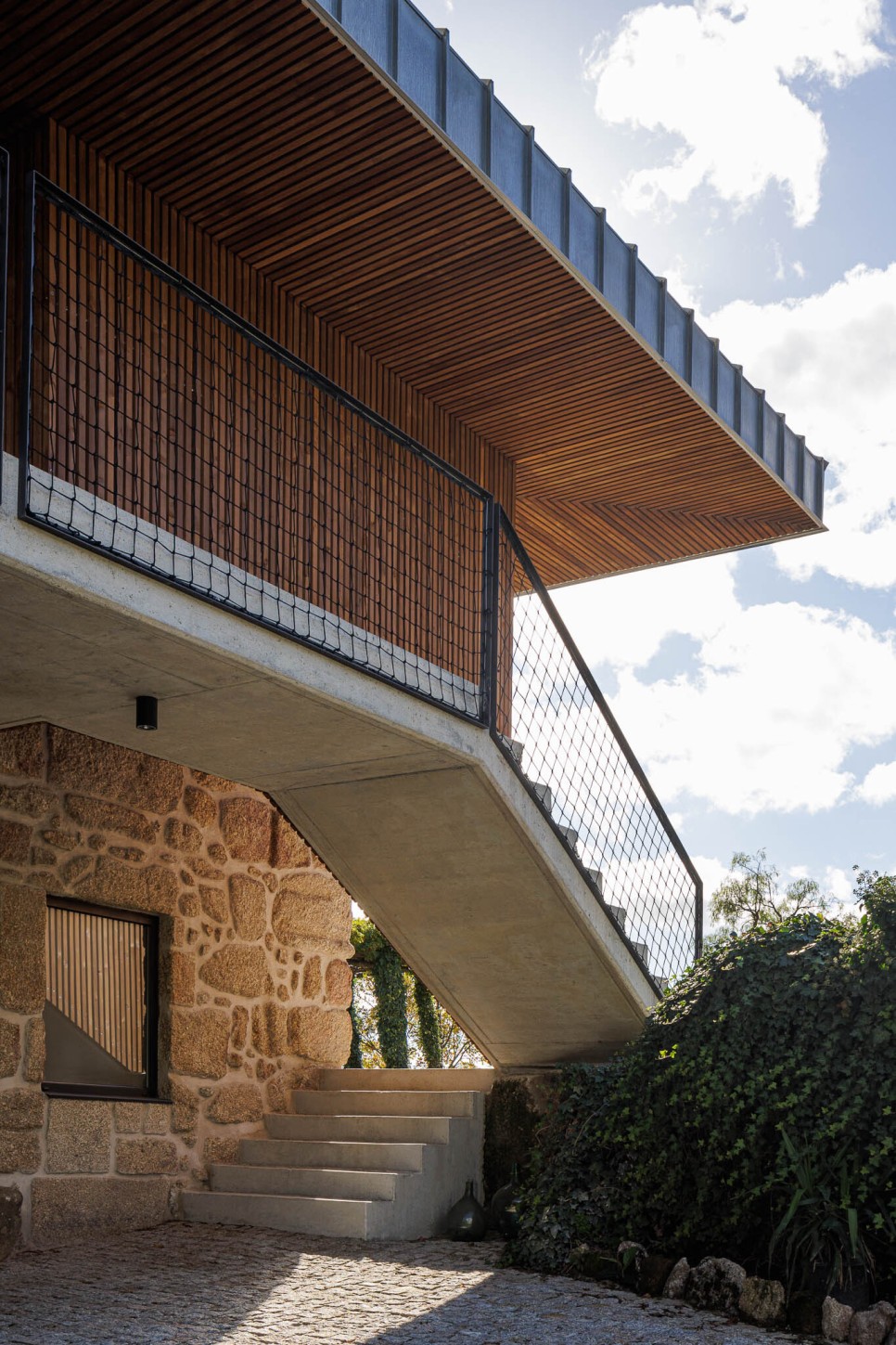 기존의 석조 건물 구조를 살린 여행자용 숙소, The Vagar Country House by David Bilo + Filipe Pina