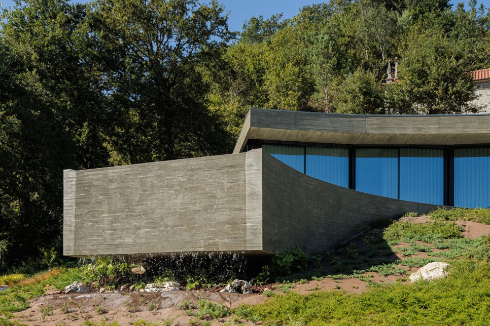 자연을 품어 안은, 수영장 일체형 주택, Casa De Bouro by Mutant Arquitectura & Design