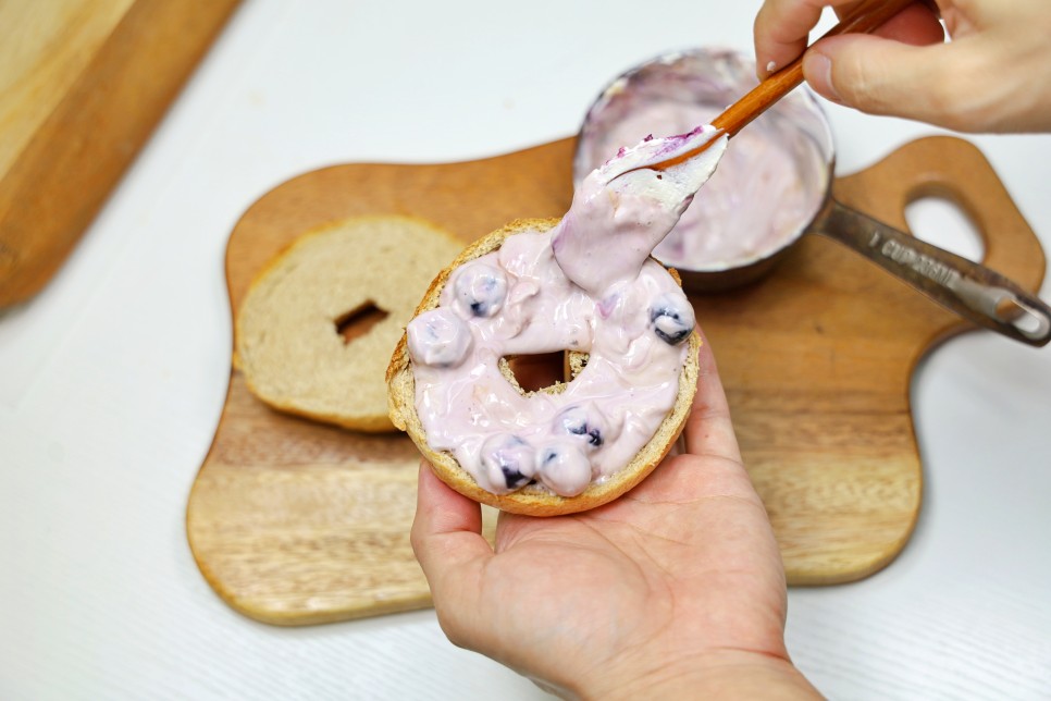 베이글 맛있게 먹는법 간단한 아침메뉴 블루베리 끼리 크림치즈 베이글