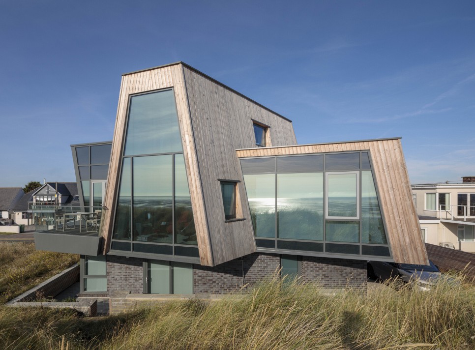 안팎 모두 다양한 모습의 조형미를 지닌 바닷가 주택, The Stones House by CZWG Architects