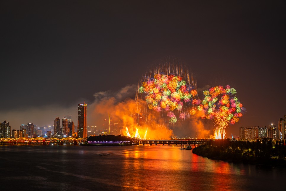 2023 서울 세계 불꽃축제 동작대교에서 바라본 화려한 불꽃축제