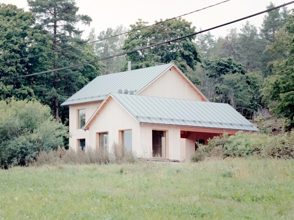 지속 가능한 재료로 건축한 패시브 하우스, Villa Koppar by Collaboratorio
