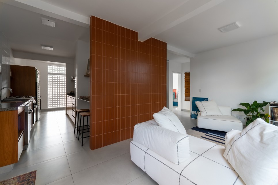 발코니에 욕조? 라이프스타일에 최적화한, 순환 동선 구조의 아파트, Mangueira Apartment by Coarquitetos