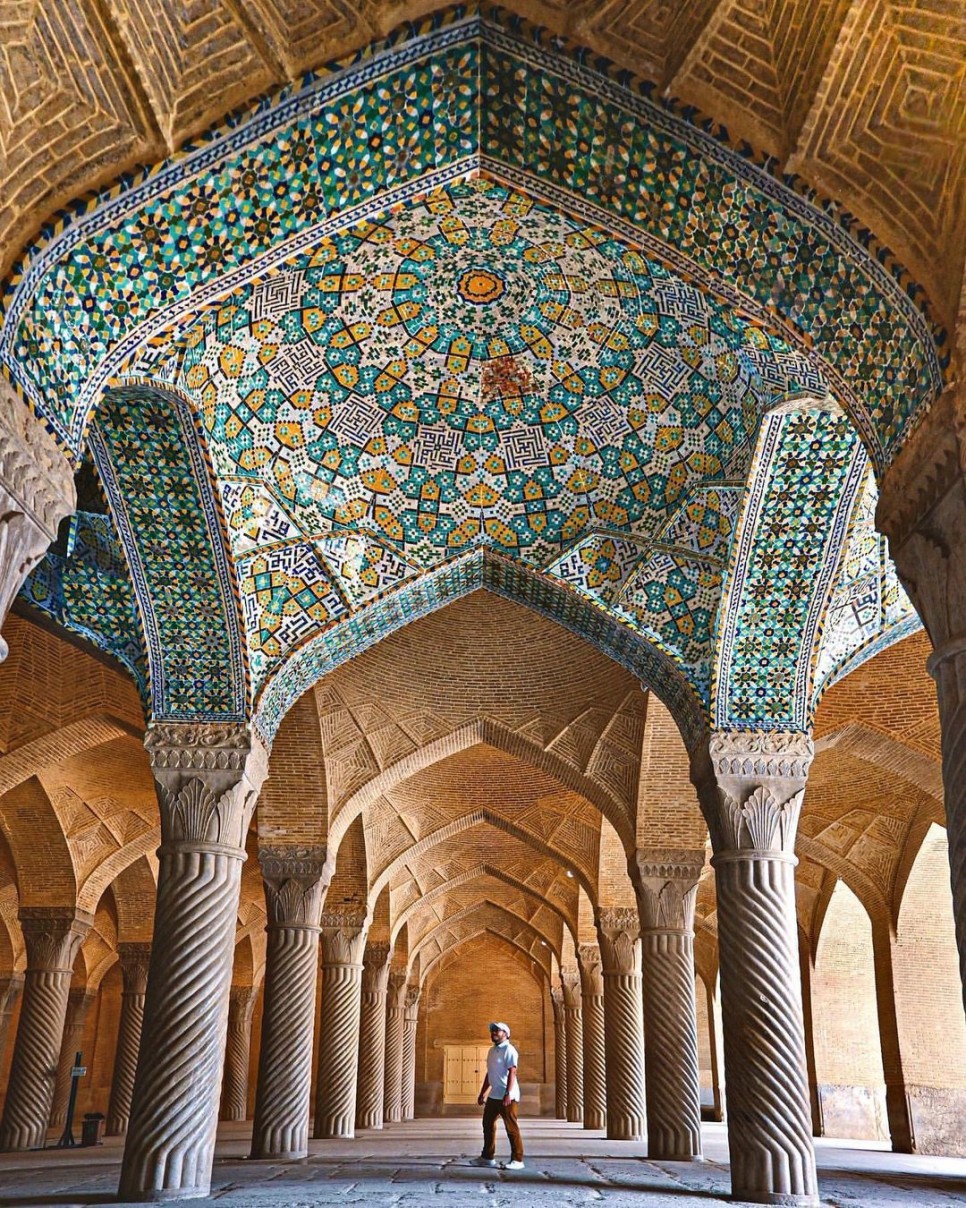 신묘한 건축 디자인 화려한 패턴의 이슬람 건축물