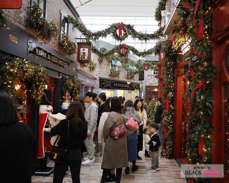 더현대 서울 뉴진스도 왔다간 현대백화점면세점 팝업공간 에서 크리스마스 분위기 느껴봐요!