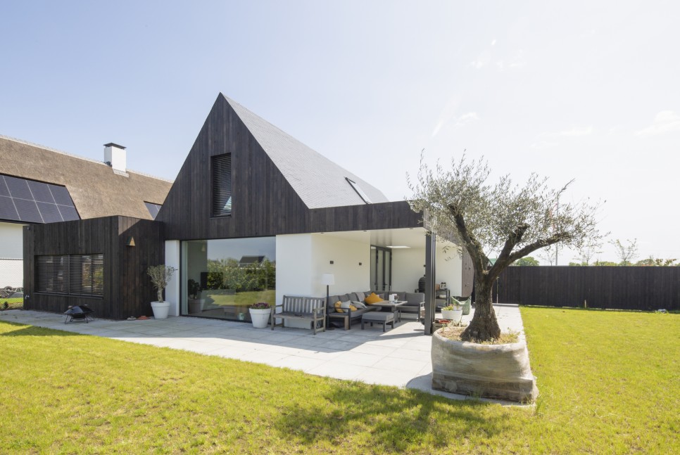 곰팡이 집? 혁신적인 바이오 기반 외관을 갖춘 에너지 포지티브 주택, Fungi House by Joris Verhoeven Architecture