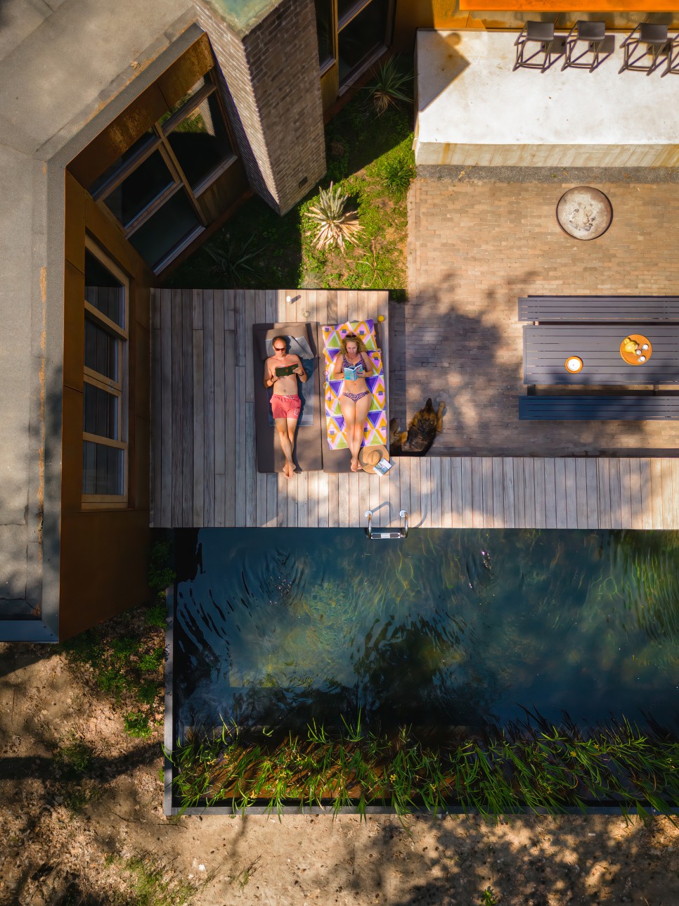 숲속의 집! 아늑하고 편안한 C-자 평면의 코르텐 하우스, C House by GetAway Projects