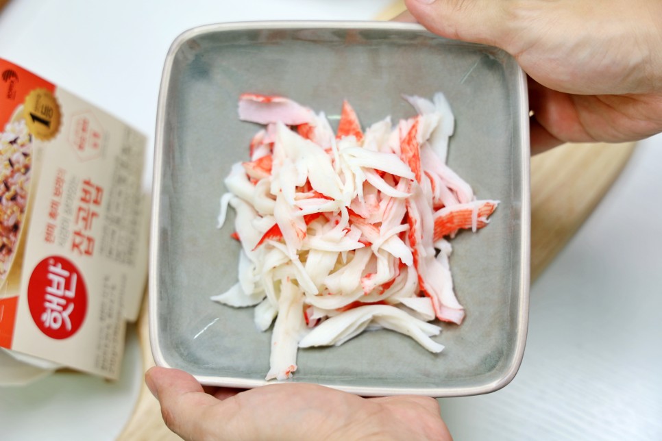 식감까지 좋은 햇반 잡곡밥으로 크래미 유부초밥 만들기 레시피