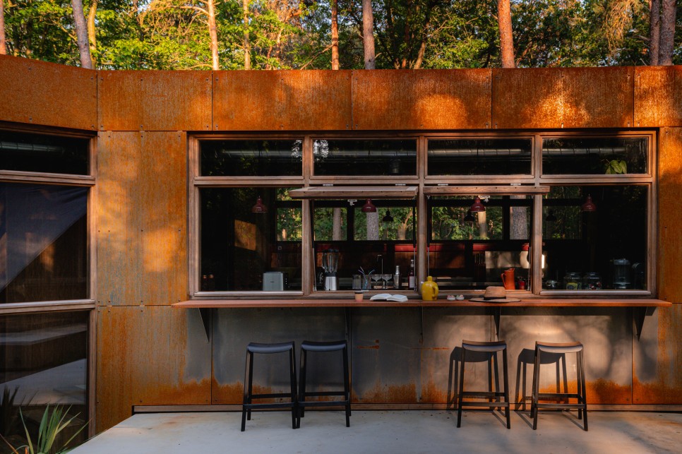 숲속의 집! 아늑하고 편안한 C-자 평면의 코르텐 하우스, C House by GetAway Projects