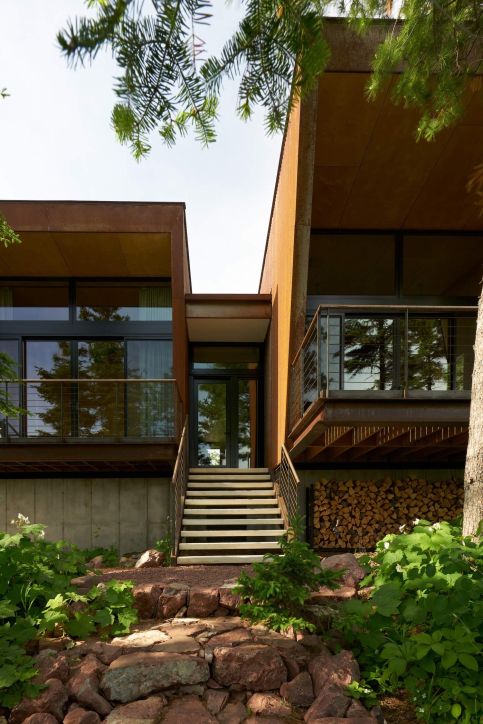 완벽한 겨울 준비! 호숫가의 현대식 별장, Copper Harbor House by Prentiss + Balance + Wickline Architects