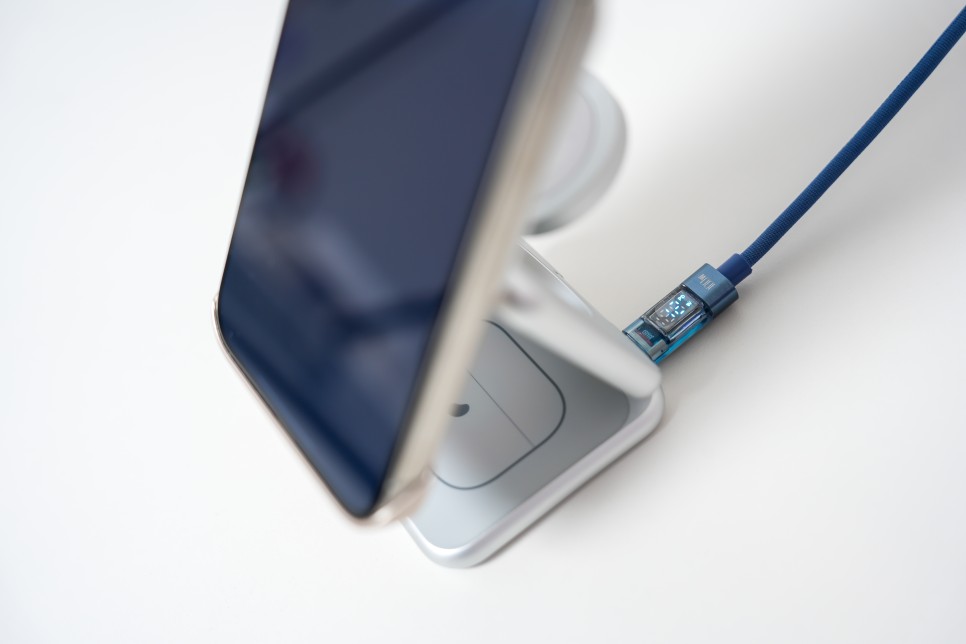 아이폰의 꽃 맥세이프 기능이 들어간 3in1 무선충전기 에어팟 애플워치 동시에 사용 가능