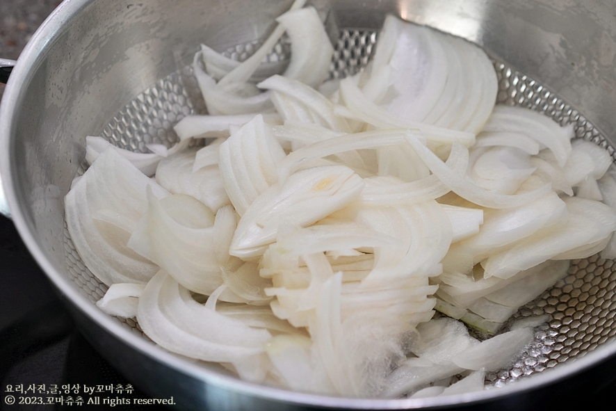 돼지고기 카레 맛있게 만드는법 고형 일본 카레 만들기 재료 양파 카레라이스