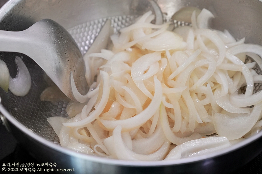 돼지고기 카레 맛있게 만드는법 고형 일본 카레 만들기 재료 양파 카레라이스